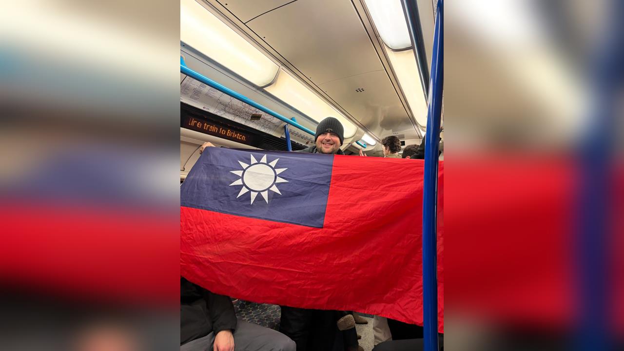 快新聞／英超狼隊持續墊底恐降級　球迷不滿中國金主舉「台灣國旗」抗議