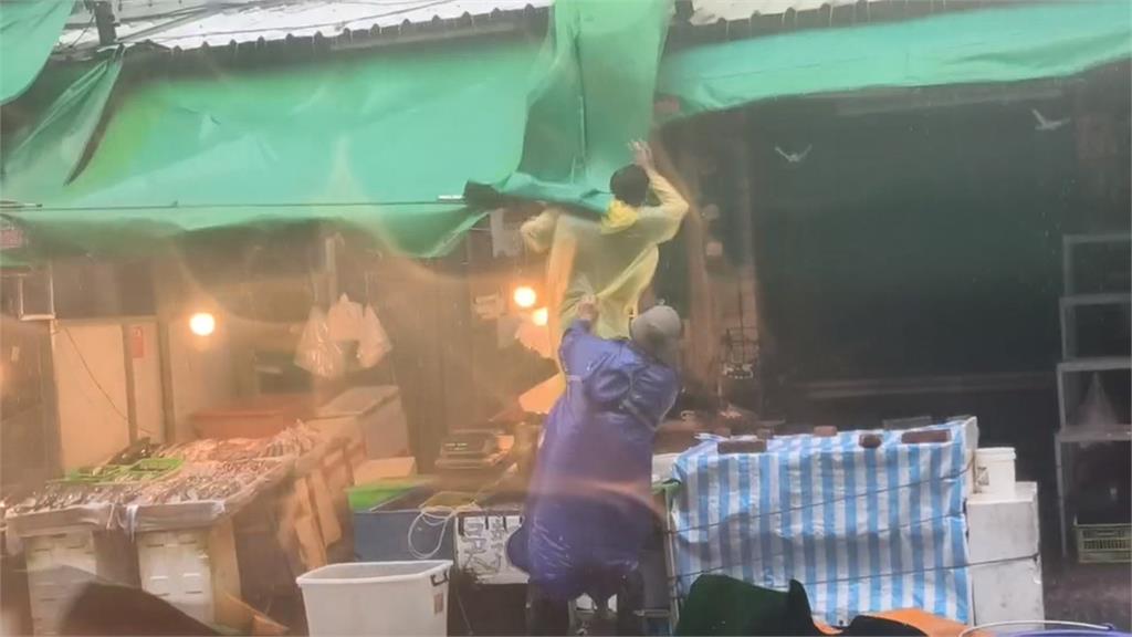 楊柳颱風／「楊柳」挾魔王風來襲！　台東樹倒鐵皮歪、縣府玻璃門遭吹破
