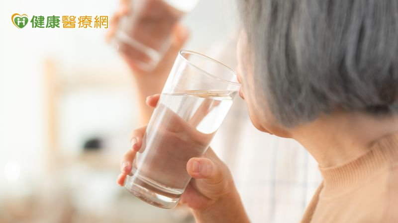 長輩吞嚥退化　「喝水常嗆到」也暗藏危機！營養師教3技巧安全喝水