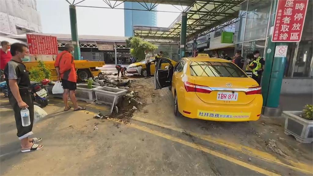 衰！台南火車站前小黃直直衝　警被撞飛腿骨折...　計程車同業也遭波及