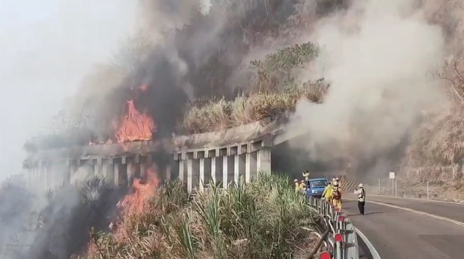 快新聞／阿里山森林大火延燒「林務局員工遭落石砸傷」 花季疏運接駁取消