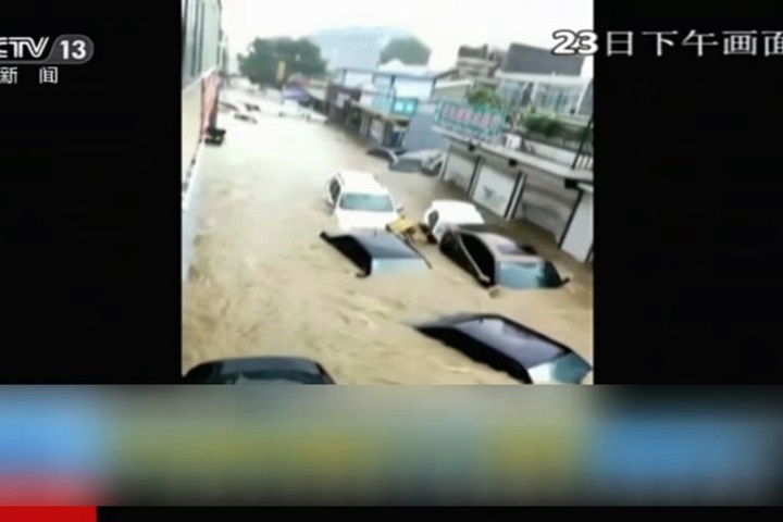 陝西暴雨1.5小時降71毫米雨量 老街變小河