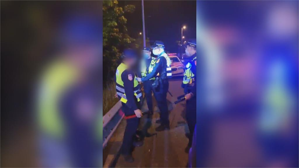  疑不滿被拖吊！男子持「武士刀」襲警　幸遭壓制