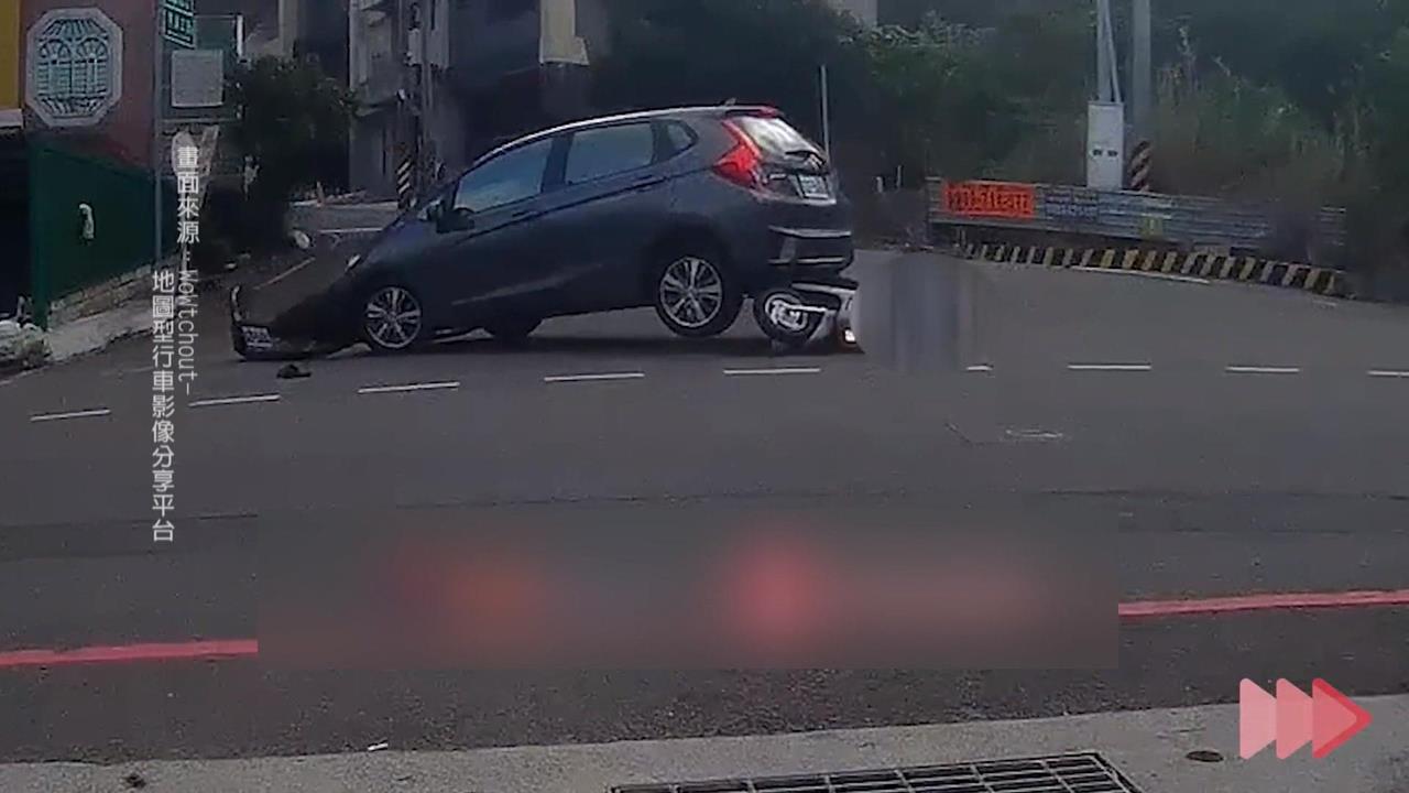 新竹驚悚車禍! 停紅燈卻被倒車撞上 騎士連人帶車被拖行數公尺