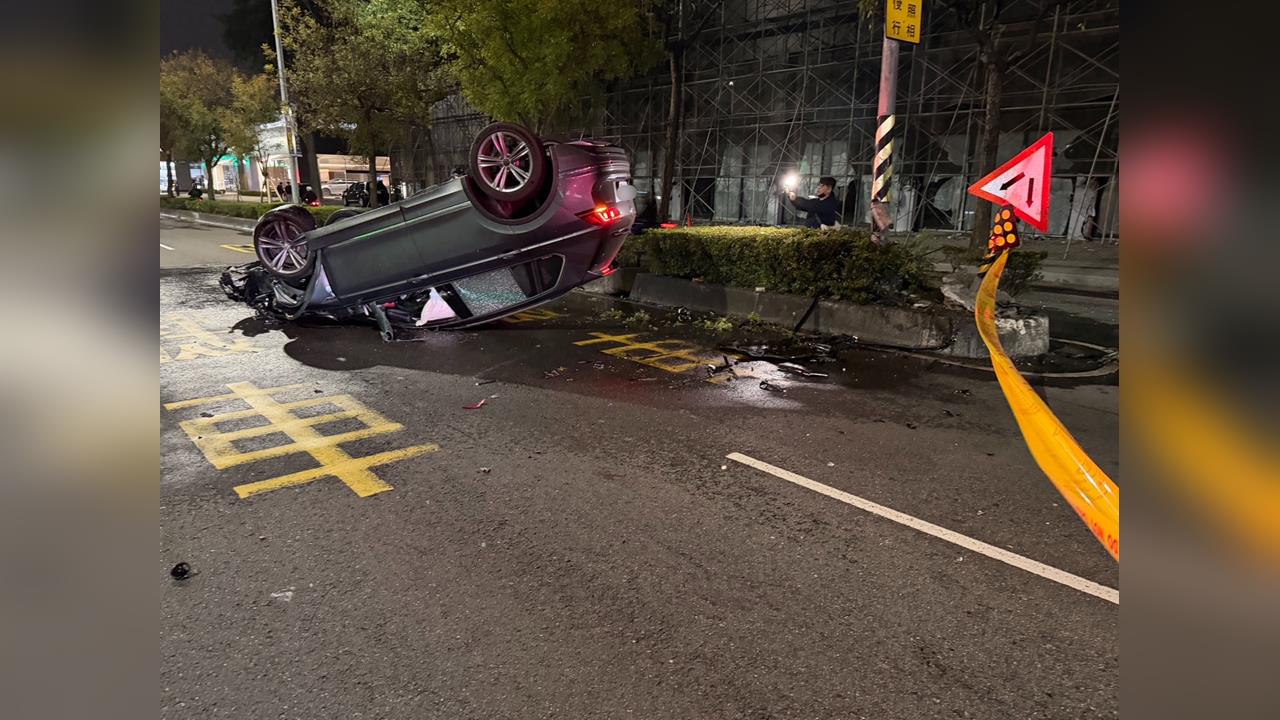 快新聞／高雄53歲酒駕男撞分隔島翻覆+火燒車+肇逃　返現場假裝路人甲