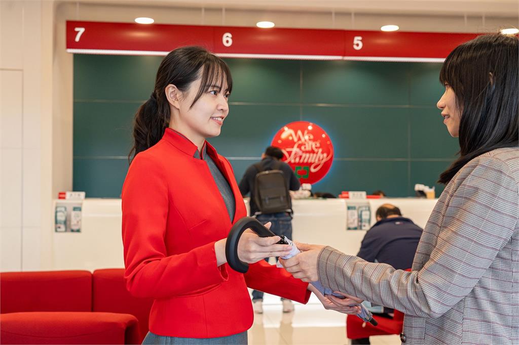 響應減塑環保理念落實循環經濟！中國信託提供1千支「寶特瓶循環愛心傘」免費使用