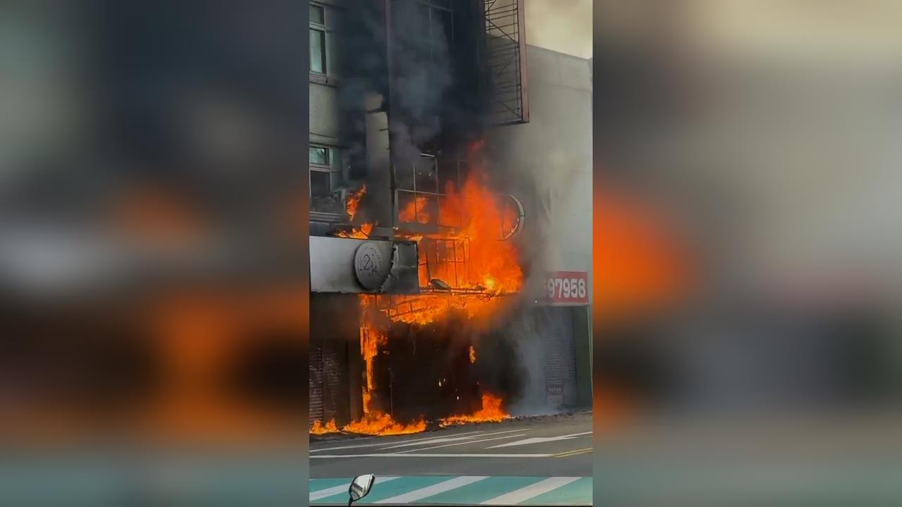 最新/台中逢甲商圈店鋪祝融 「熊熊烈火」直衝天際