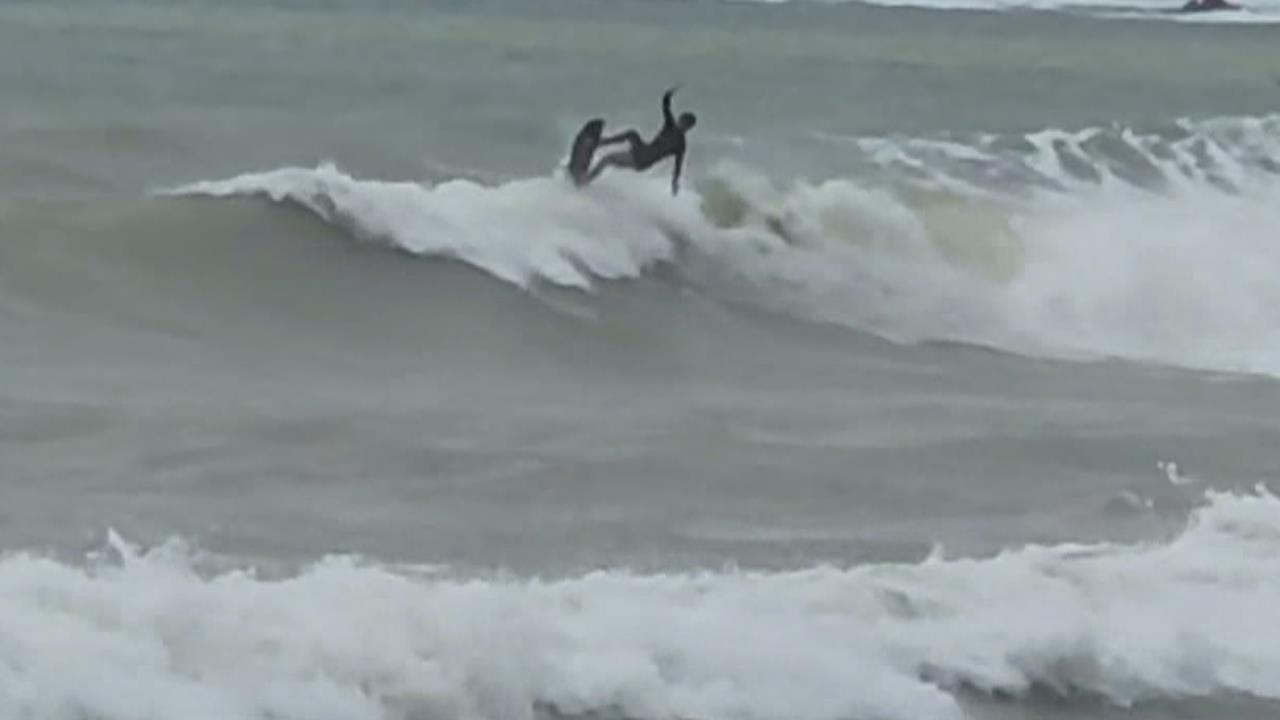 颱風海陸警發布！外國遊客南灣衝浪　墾管處籲遵守規定　最高可罰25萬