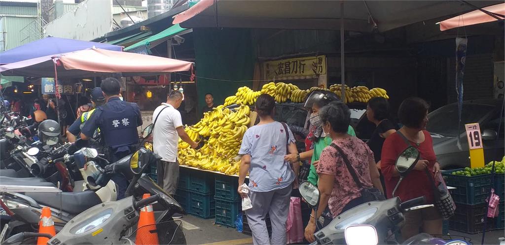 快新聞／攤位遭車佔 香蕉攤商果斷將車變「香蕉車」繼續賣