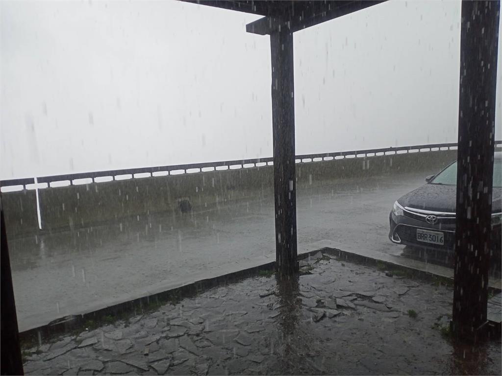 快新聞／鋒面影響「雨彈襲台」！　松雪樓下冰雹雨畫面曝光