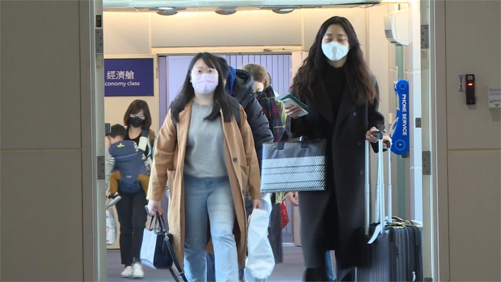 從「重災區」南韓返國！民眾戴口罩、護目鏡搭機