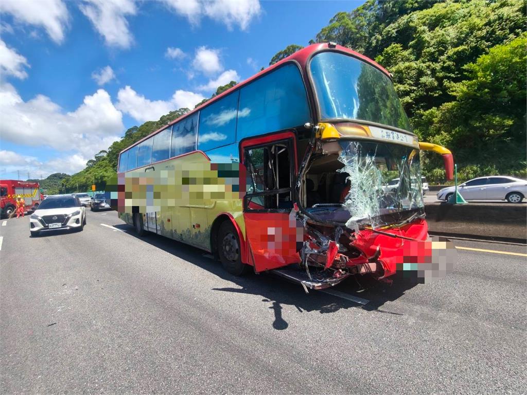 快新聞／國三汐止5車連環撞！　遊覽車追撞4車釀7傷送醫