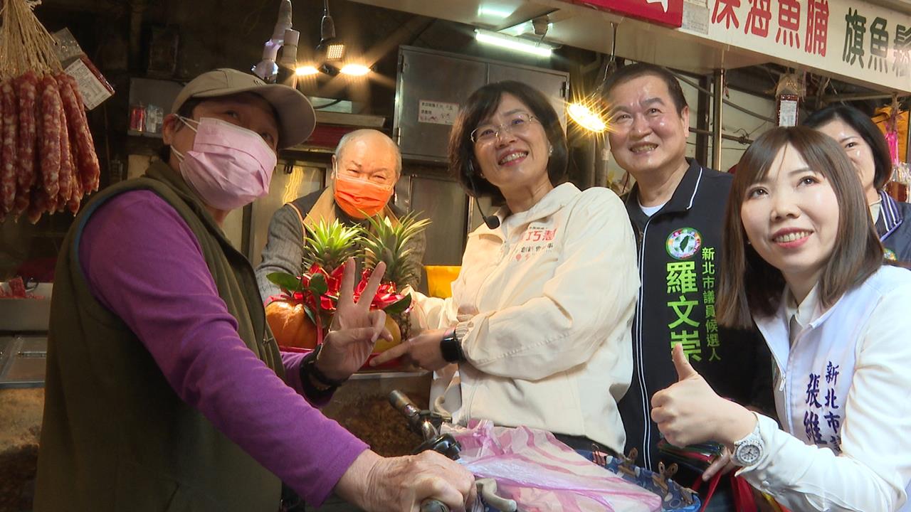 掃街兩樣情！　3攤商接力送禮蘇巧慧　黃國昌挨嗆超速仔