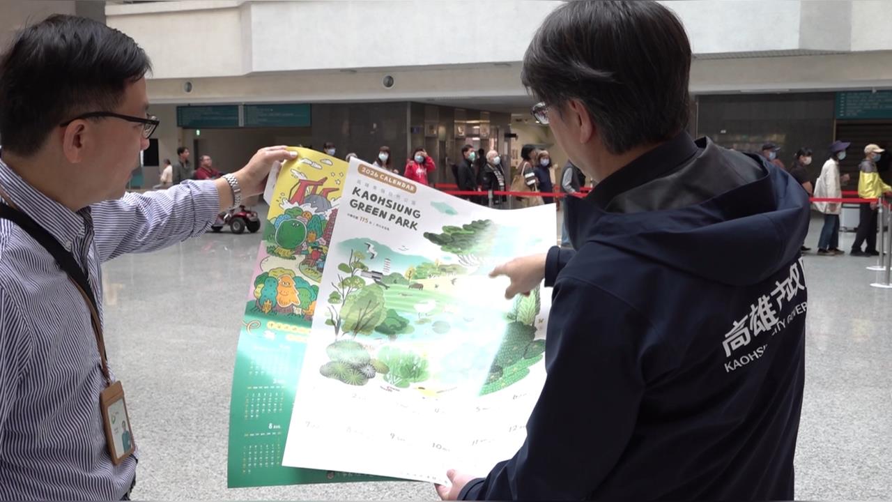 高雄「手繪年曆、水果月曆」超搶手 民眾大排長龍索取