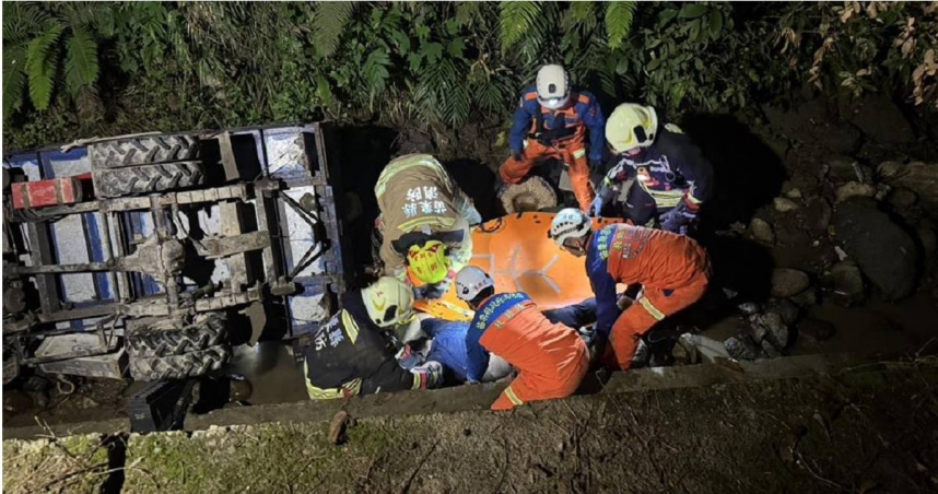 苗栗農用搬運車翻覆悲劇　果農壓車溝邊不治身亡
