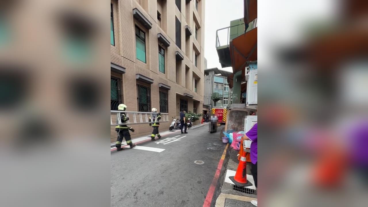 快新聞／三重名店旁驚傳墜樓！少女「撿錢包」重摔3樓　現場畫面曝光