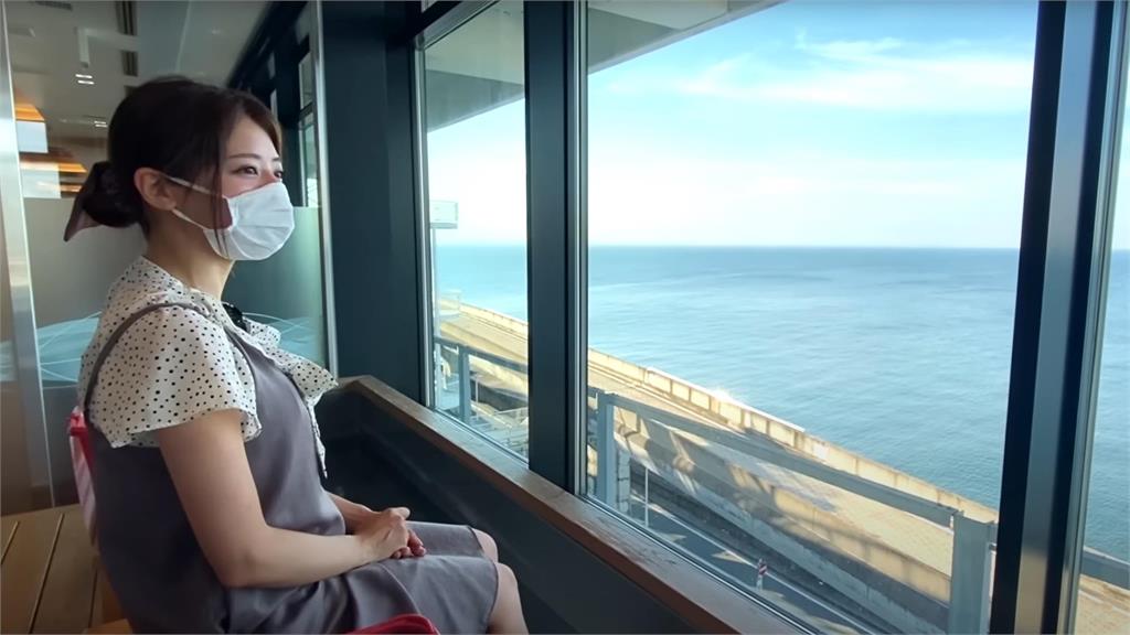 全球唯一海中央休息站！她訪日本海螢服務區　360度環海美景超壯觀