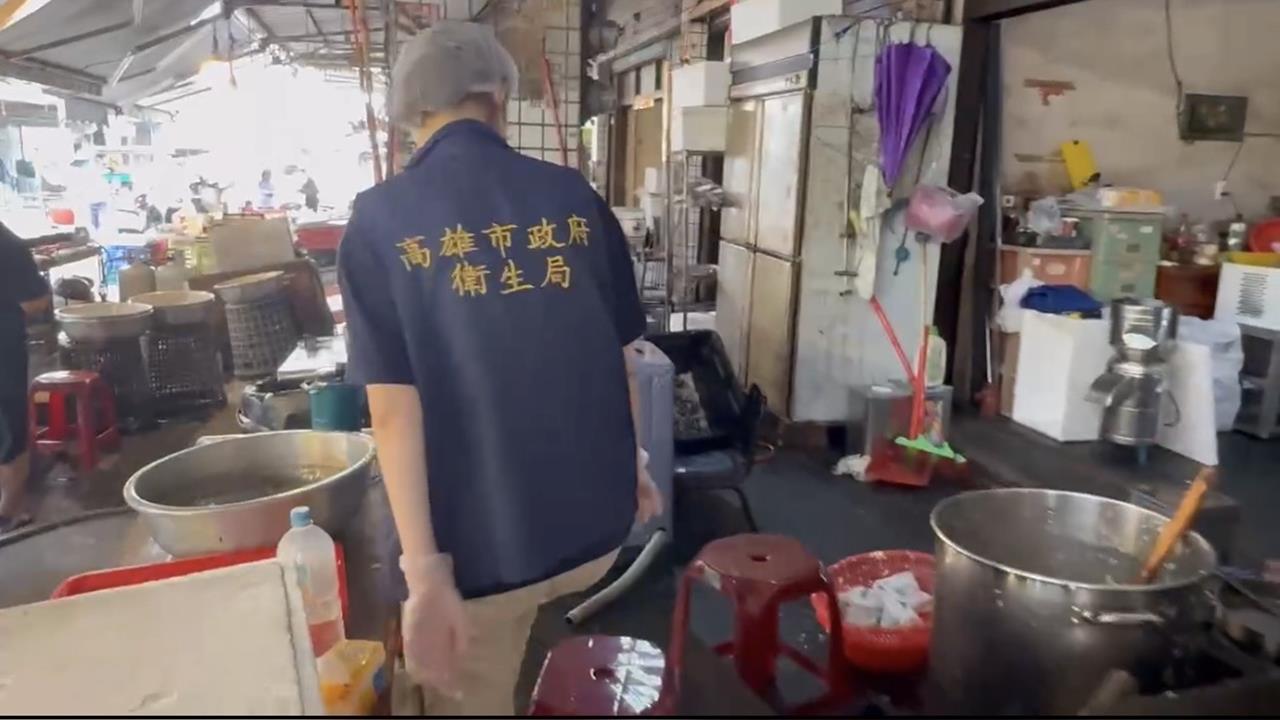 快新聞/高雄春捲又出事!民眾吃到酸味 食材「放地上」被抓包