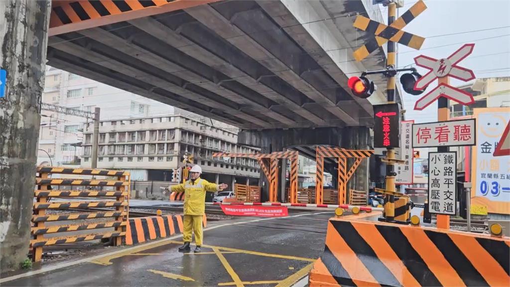 疑未保持安全距離！　宜蘭轎車卡平交道遭罰3.4萬