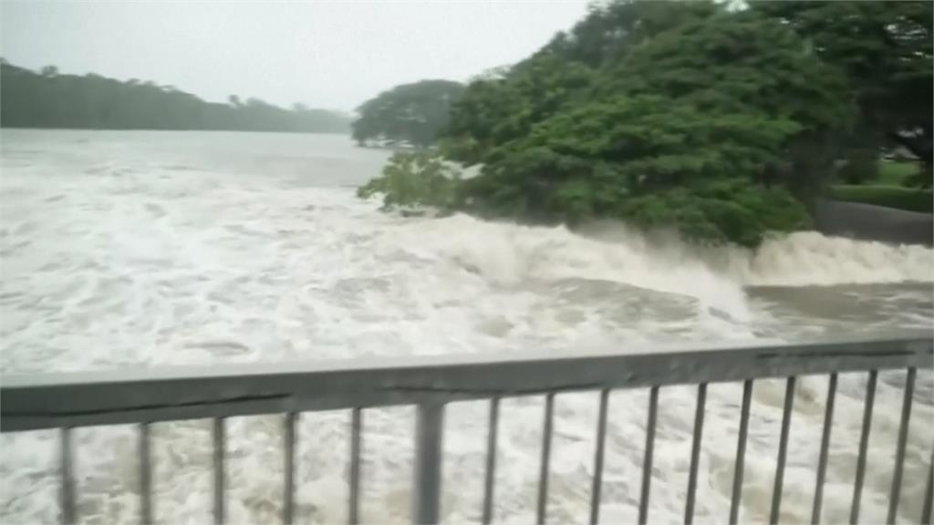 澳洲連日暴雨洪災頻傳　「鱷魚」被沖進住宅區成另類威脅