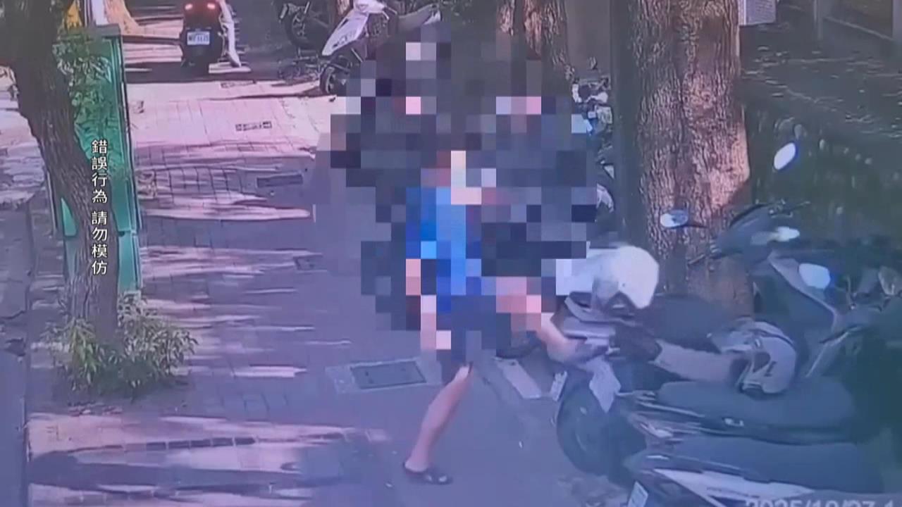 踹車快客！男子出腳踹倒約２０輛機車　學生氣炸、警鎖定嫌疑人通知到案