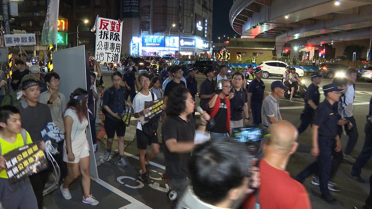 公館圓環拆除最後一夜! 警民衝突場面不斷