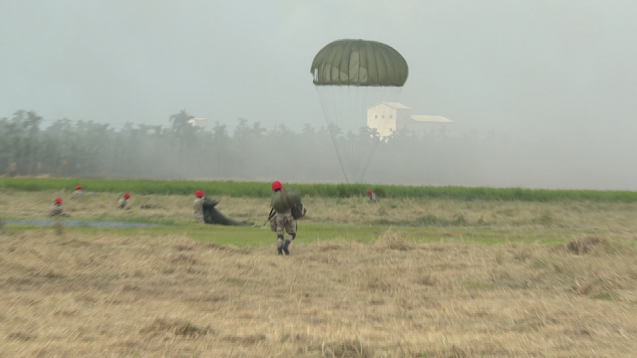 屏東潮州反空降作戰 172名士兵跳傘演練