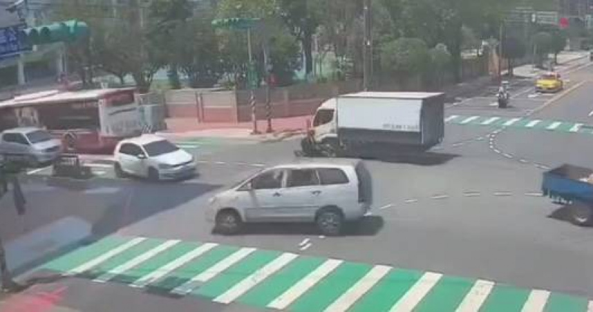 桃園八德街頭驚魂！轎車暴衝人行道　2命危2傷命懸一線