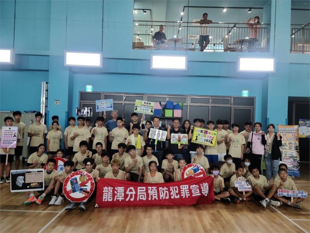 龍潭分局辦理雙打羽球賽 青春專案預防犯罪宣導