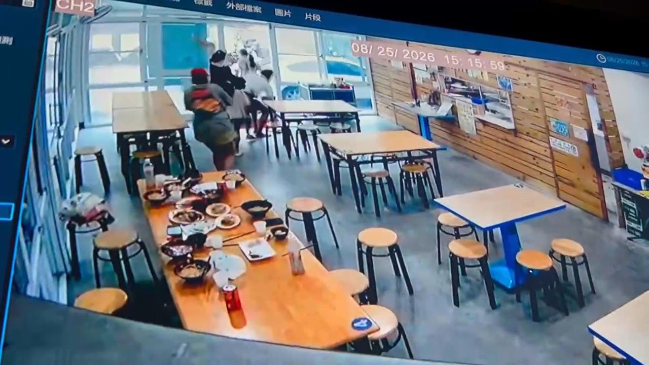 快新聞／地震晃超大！綠島餐廳遊客嚇到奪門而出　驚險畫面曝光