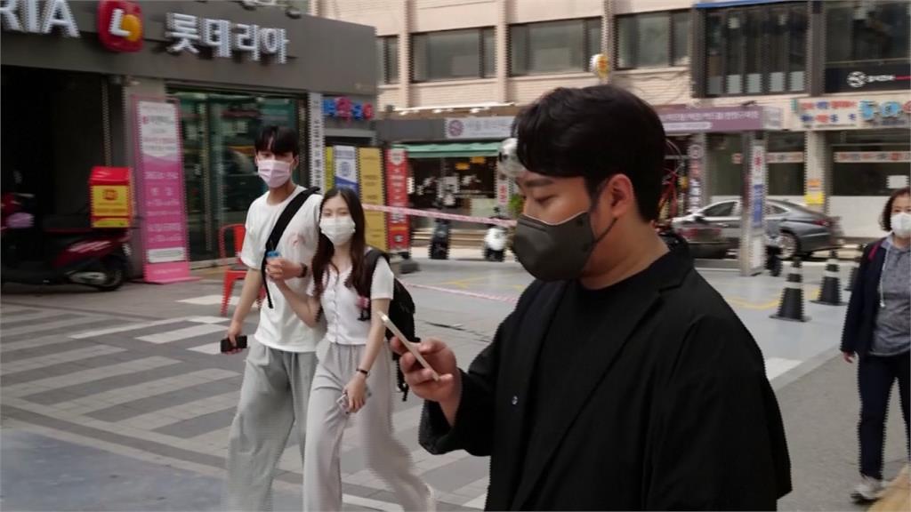 低頭族交通意外多　南韓設計「第三隻眼」幫看路