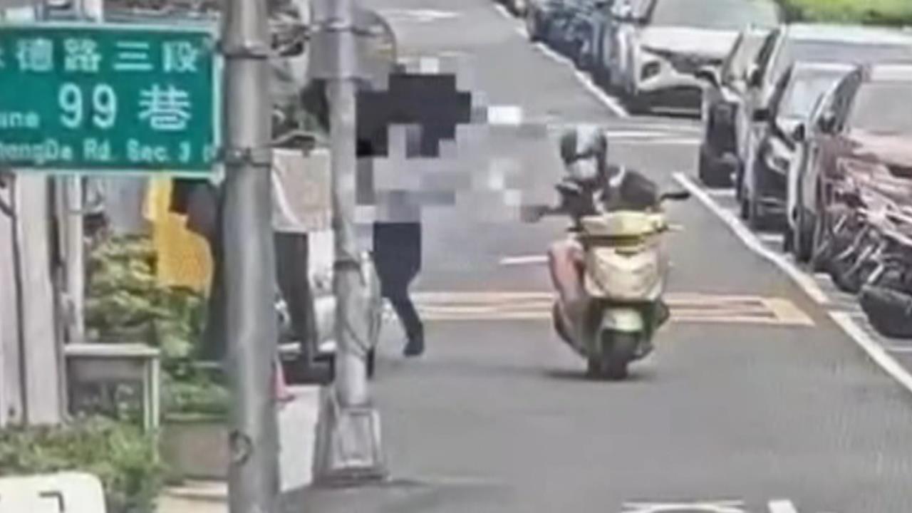 光天化日行竊! 女走巷內包包遭飛車搶奪警1小時破案