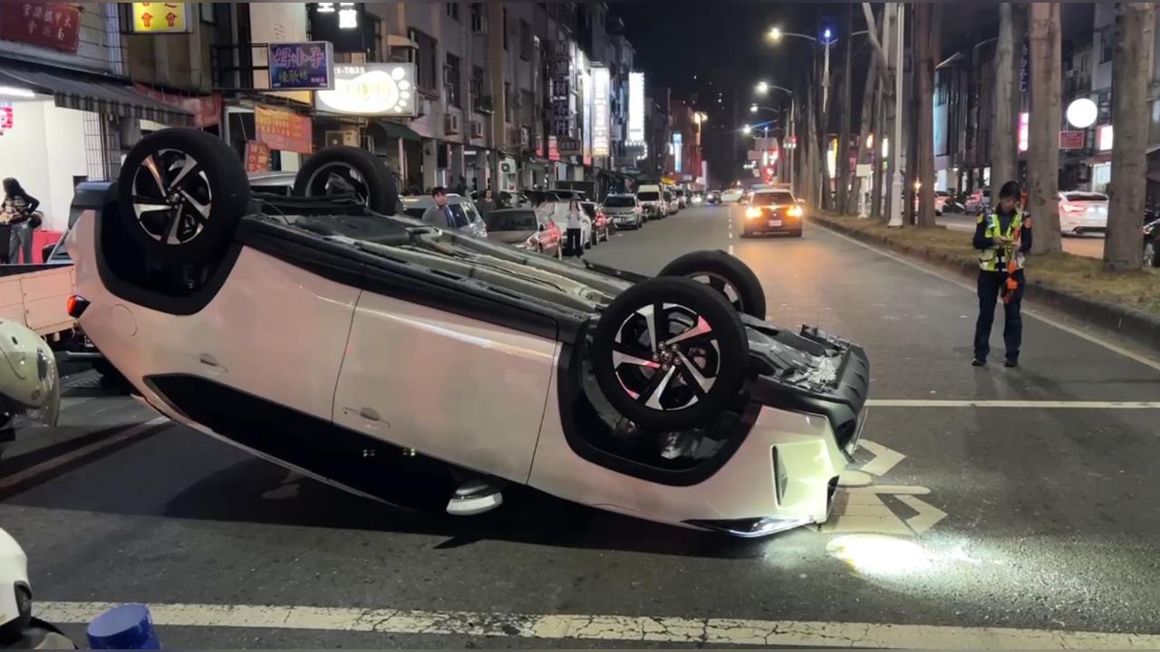 快新聞／高雄男無照毒駕拒檢逃逸！竟自撞分隔島翻車　遭警活逮起獲愷他命