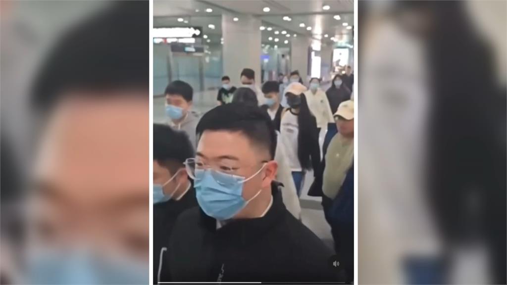 亞亞回中國　一出關遭大批神秘黑衣人護送上車