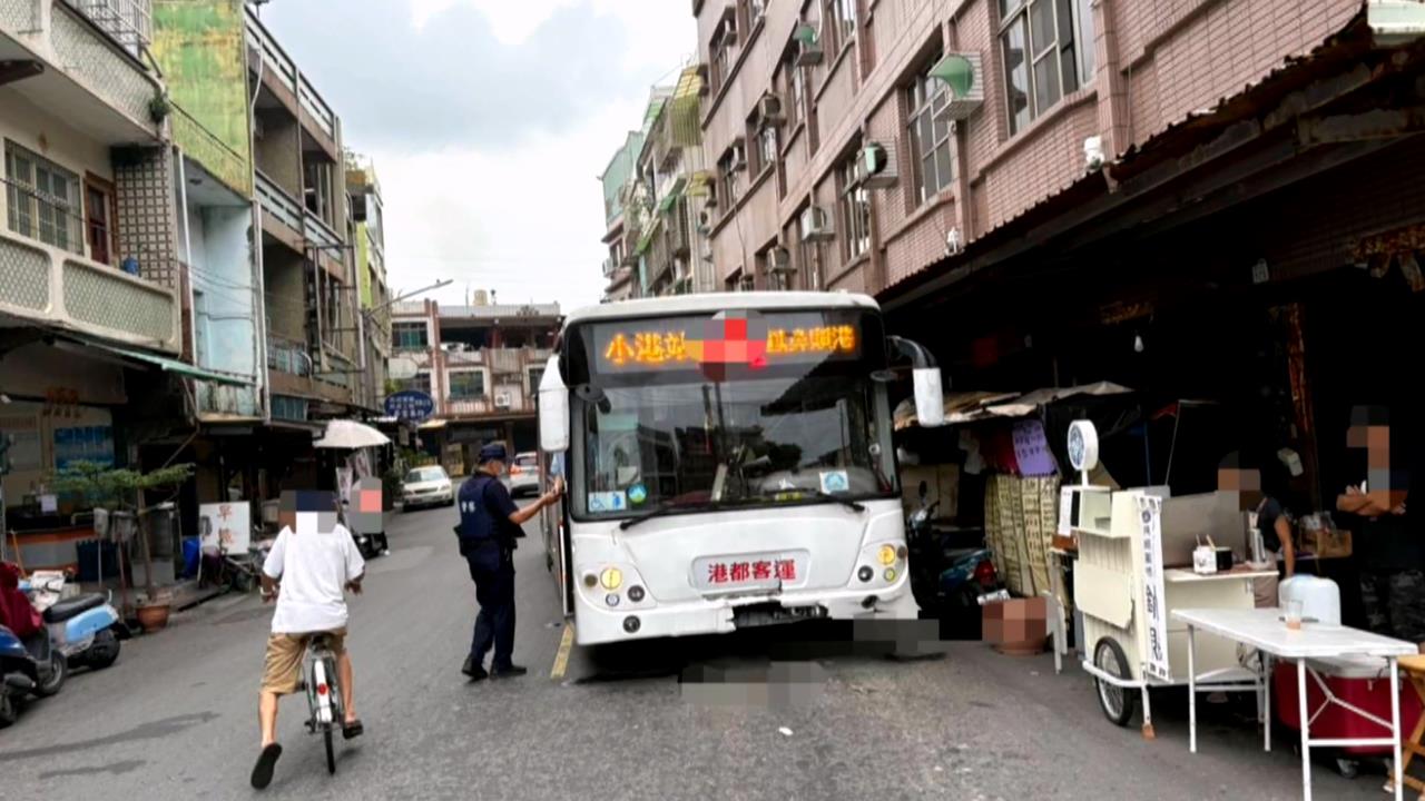 巨大聲響嚇壞　客運閃車逆向對撞　轎車三人受傷