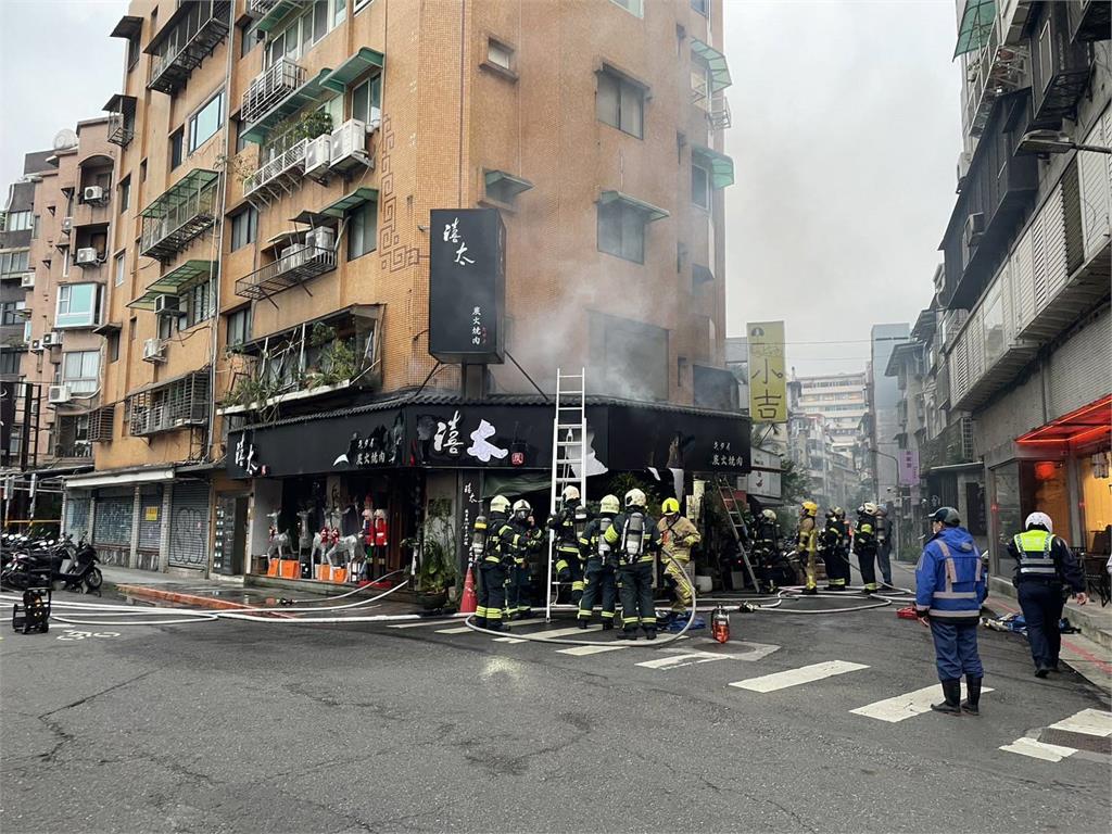 快新聞／祝融之災！北市延吉街燒肉店火警　大量濃煙畫面曝光