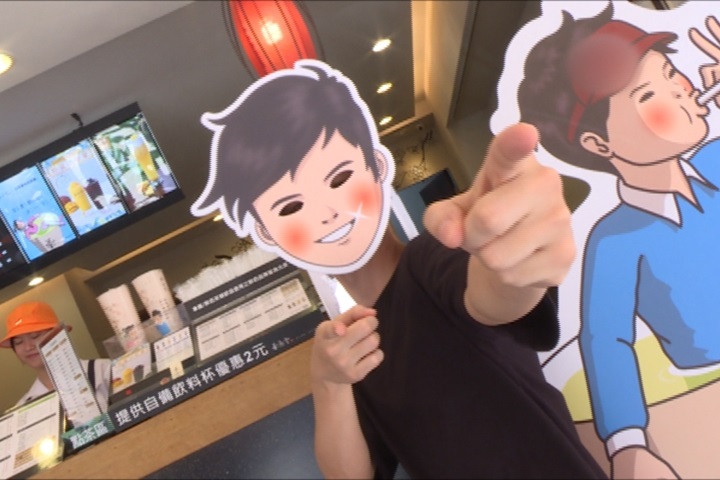 《小學課本的逆襲》在這！跟翁志明、春桃一起喝手搖杯