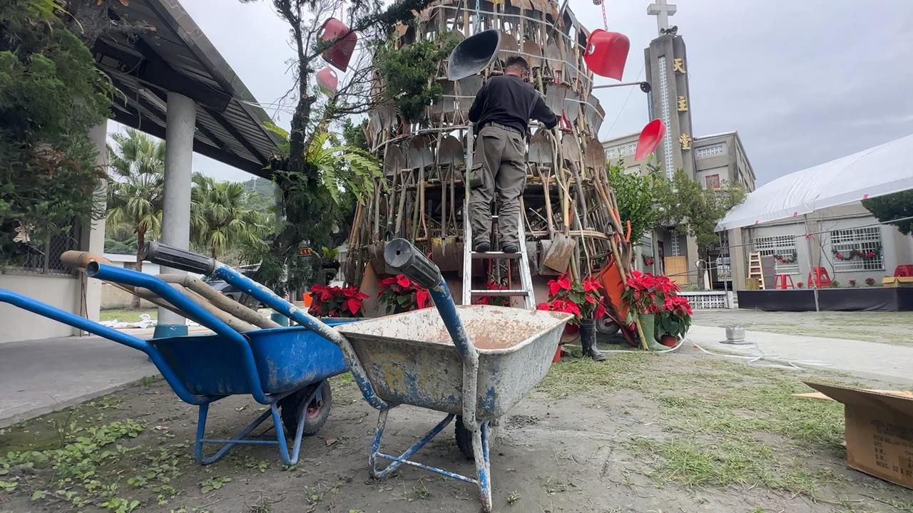 花蓮光復教堂出現「鏟子聖誕樹」向志工致意 鏟子、推車等清掃工具打造創意