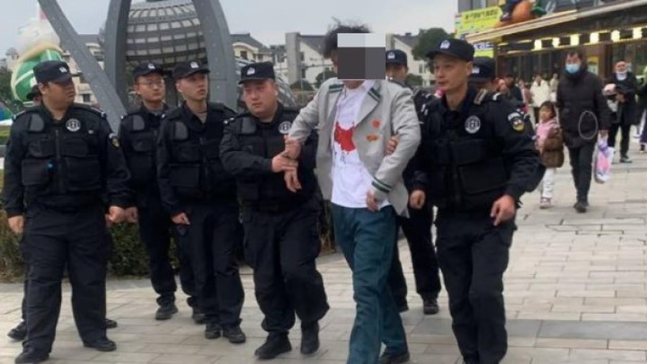 蘇州動漫展  男子COS「我的英雄學院」角色被押走