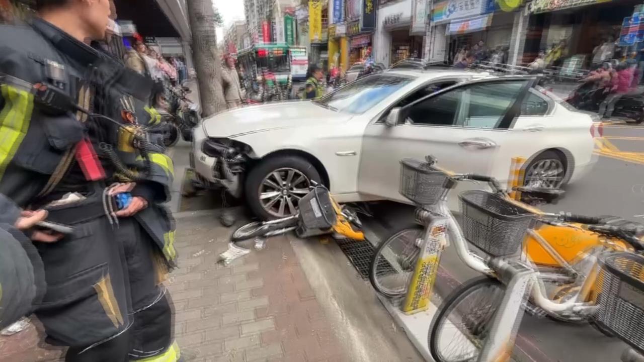 BMW駕駛暴衝撞多輛汽機車 駕駛疑身體不適肇事一度OHCA