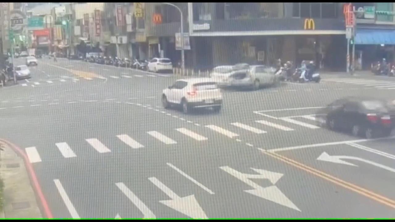 桃園婦人「誤上詐騙車手賊車」　車手闖紅燈自撞被逮