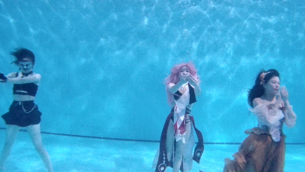 全台首創水舞舞台劇　水中拍攝傳輸投影技術搭配音樂呈現潛水表演新型態