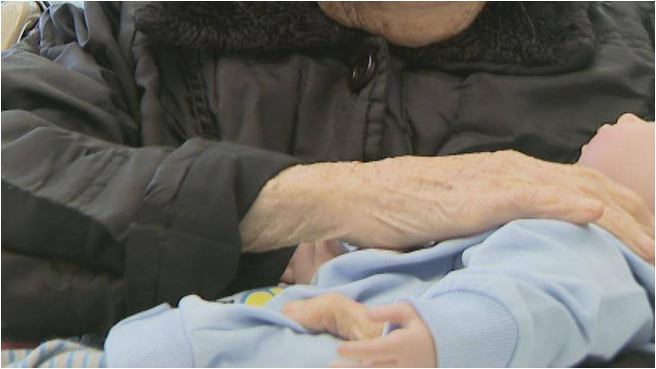 91歲老翁「再當爸」長女60歲、幼女才6個月！1凍齡祕訣全招　嫩妻認了很幸福