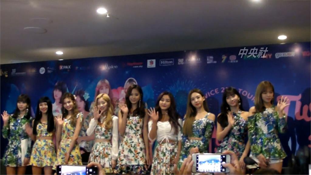 <em>TWICE</em>亞洲巡演首站大馬 歌迷熱情接機