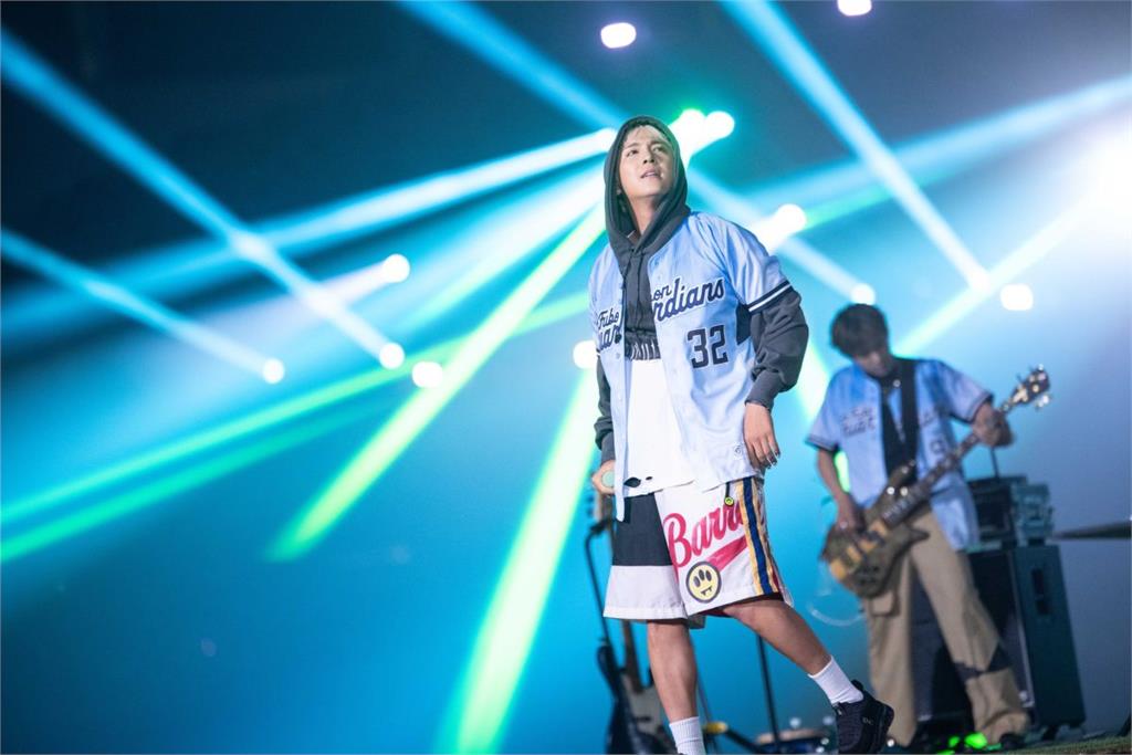 大巨蛋3萬人嗨唱「南部弄假牙」神曲！FTISLAND李洪基超感動