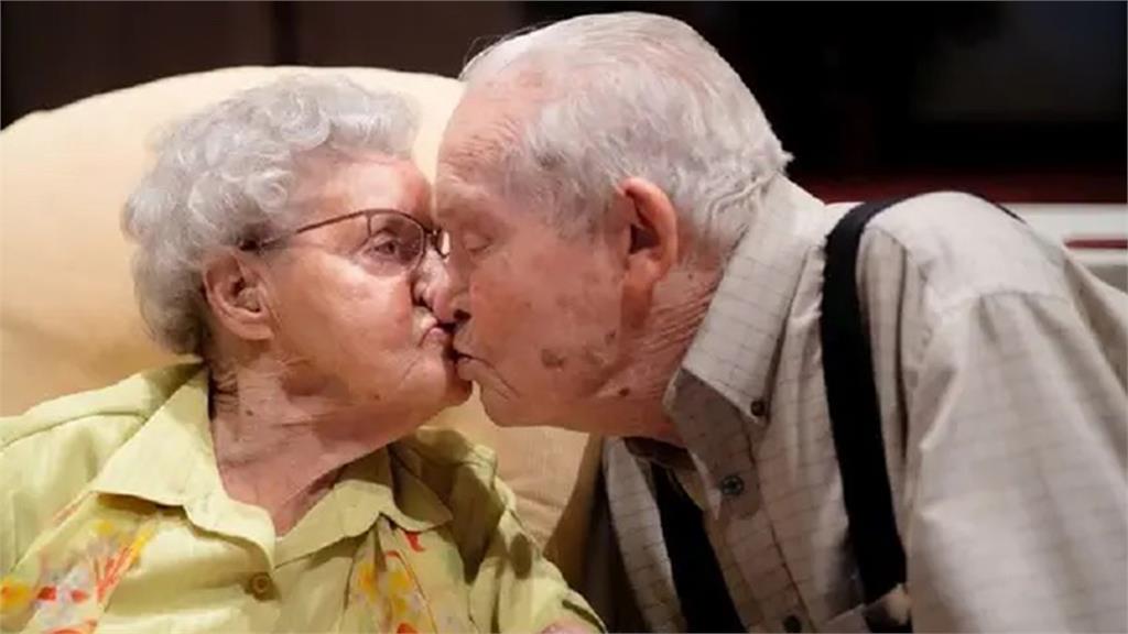 美夫婦牽手79年浪漫慶100歲　她害羞甜笑：從沒吵過架