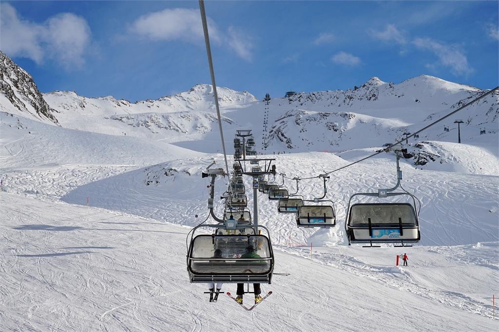 快新聞／日本滑雪場纜車突然停駛！旅客暴風雪中卡高空2小時　3人失溫急送醫
