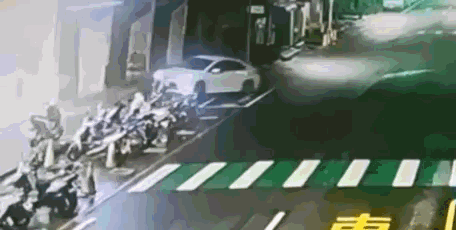 快新聞／耍帥？高速迴轉「猛撞7車」...高雄25歲駕駛下場慘