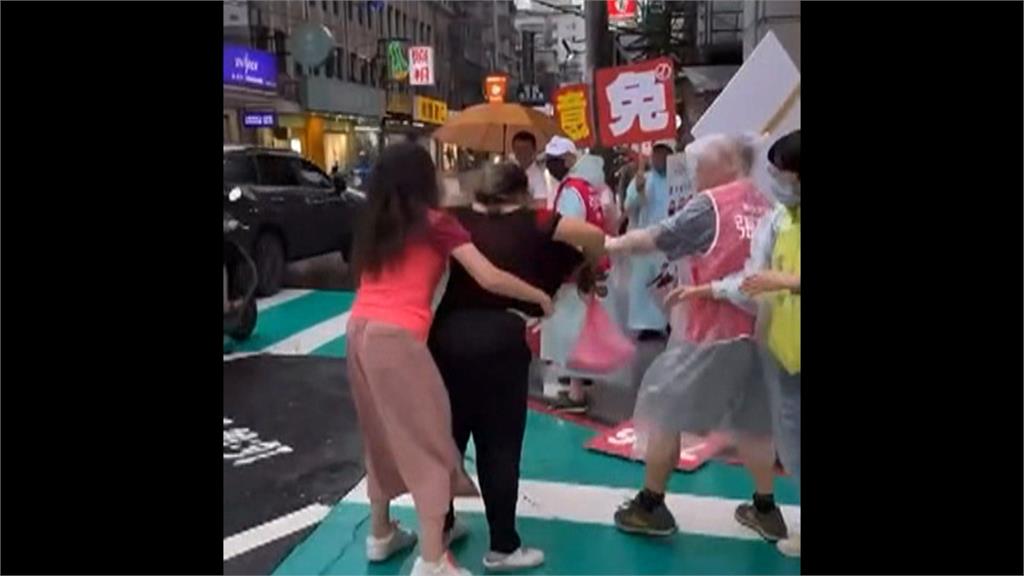 中和罷團遭婦人搶麥克風　議員試圖奪回上演全武行