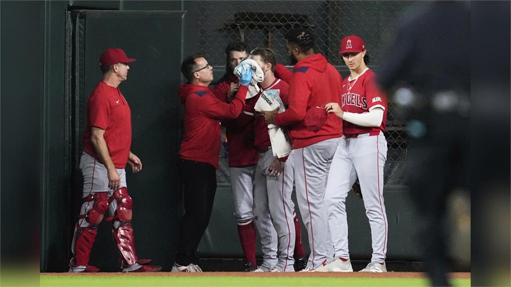 MLB(影)／撞到頭破血流！　天使外野手為接高飛球發生意外退場